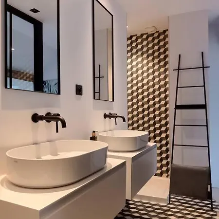 Triplex Hypercentre Avec Parking Apartment