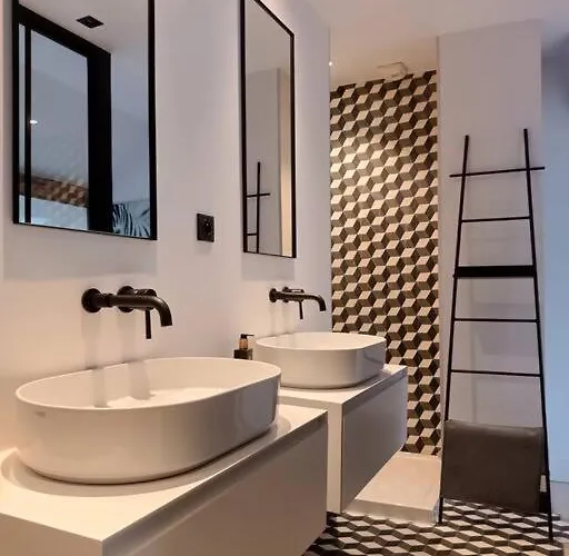 Triplex Hypercentre Avec Parking Apartment